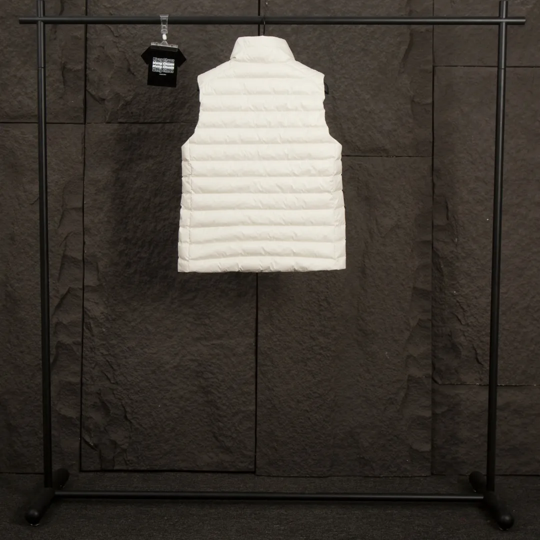 P340 Actual Photos [Popular in Winter] Style No.: 25125# Color: Black/Navy Blue/Almond Size: S-XL - Ralph Lauren/Ralph Lauren 2025FW Popular Winter Item Stand Collar Three-Zip Couple Style Rib Down Vest Vest - Craftsmanship 400T diamond-proof nylon on the face Grid down filling inside 400T high-density gallbladder isolation - Correct slightly waisted version on both sides The placket is made of cotton webbing and has double zipper pockets on both sides - RL's hottest vest this year. Out of stock at counters. A treasure item with a winter atmosphere. It comes in three basic colors. It can be worn by both men and women, especially the creamy white with a warm red feel. Comes with a beauty filter, which girls love. The overall fluffiness is just right. It is light and not bloated. It is very chill. It can enhance the overall fashion sense whether worn outside or inside.